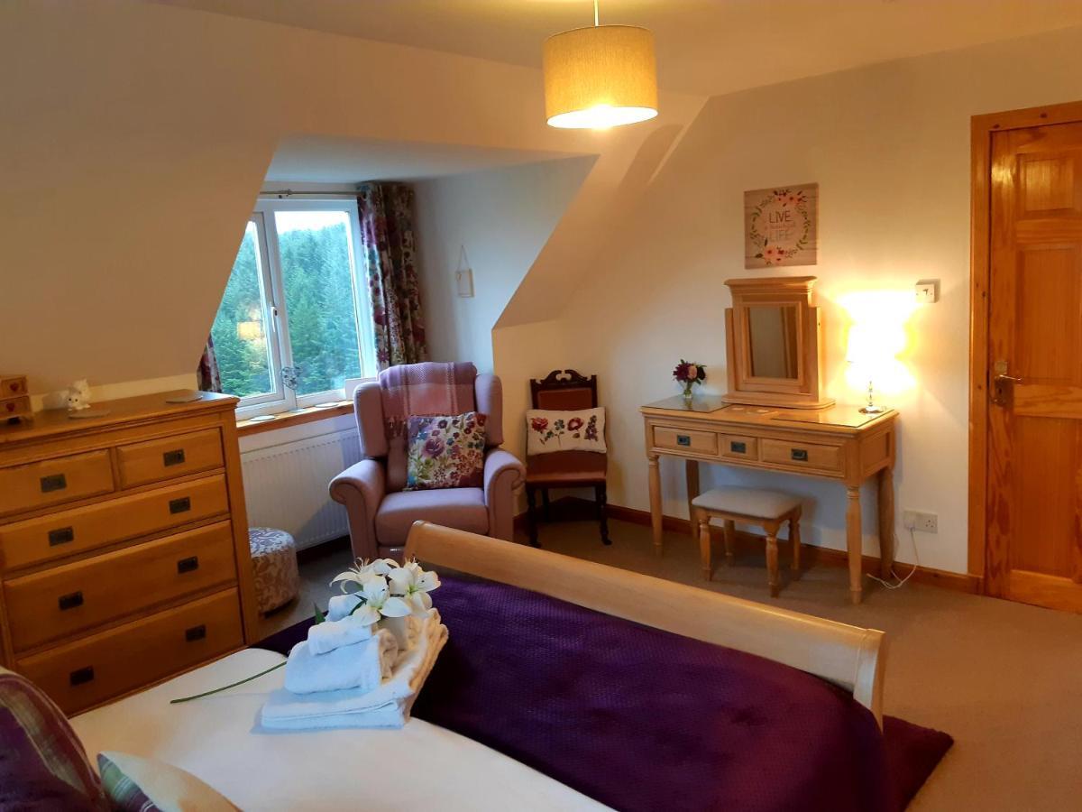 An Cois Na H-Aibhne Apartment Skeabost Bagian luar foto