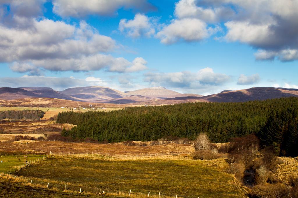 An Cois Na H-Aibhne Apartment Skeabost Bagian luar foto